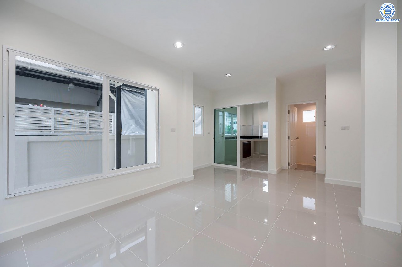 บ้านมือสองตกแต่งใหม่ จากแบรนด์ AP โครงการ เดอะเซนโทร รัตนาธิเบศร์ เนื้อที่ 50.8 ตร.ว. ฟังก์ชันจัดเต็ม 3 ห้องนอน 3 ห้องน้ำ จอดรถได้ 2 คัน บนทำเลศักยภาพ เชื่อมต่อหลายเส้นทางทั้ง ถ.ราชพฤกษ์, ถ.รัตนาธิเบศร์ และถ.กาญจนาภิเษก และเพียง 5 นาทีถึงรถไฟฟ้า "สถานีบางพลู"